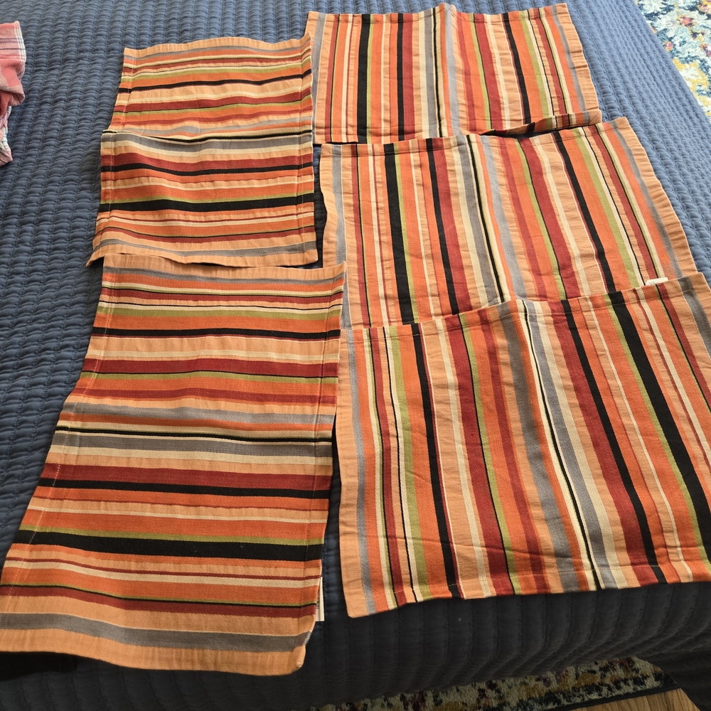 Crate & Barrel 7 placemats - Picture 5 of 12